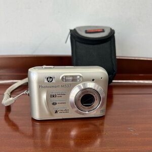 HP Photosmart M537 Digital Camera - Silver with case